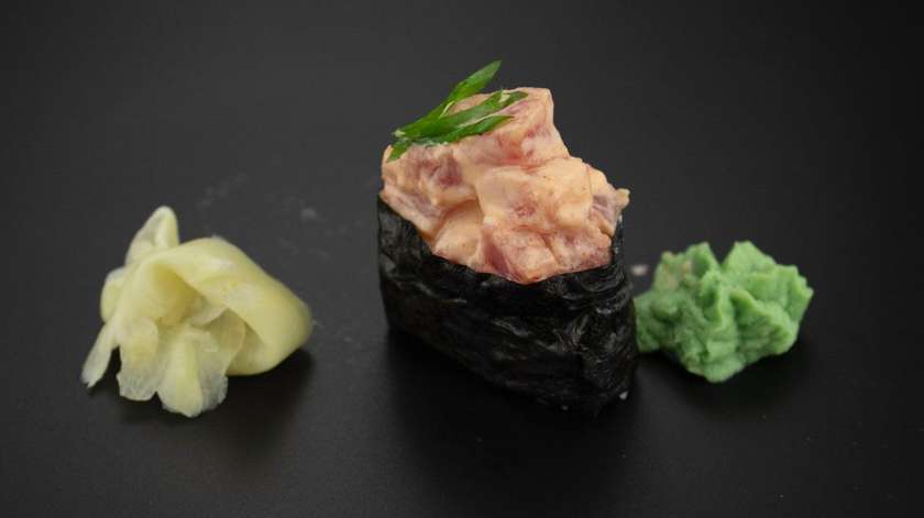 2. Spicy maguro gunkan