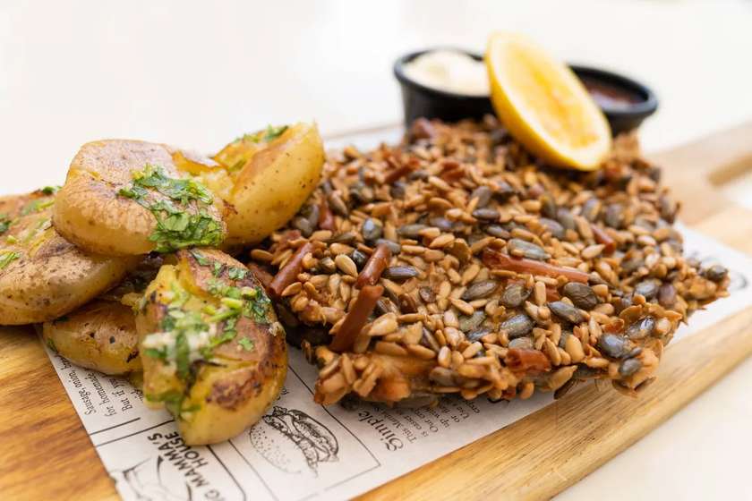 Snitel de Pui cu Semințe si Cartofi Copti