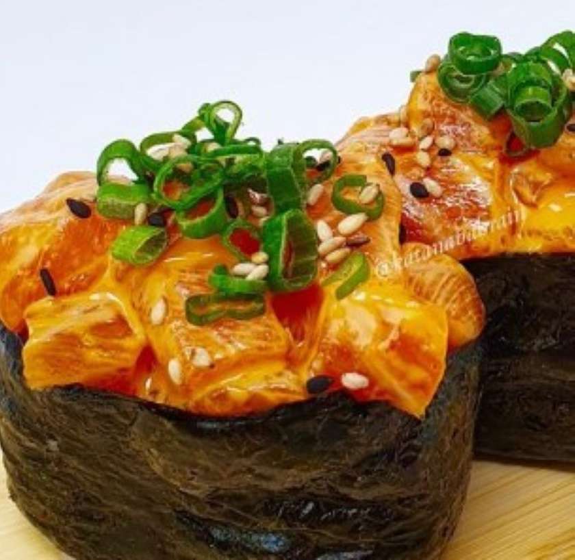 Spicy Fresh Salmon Gunkan 4 pcs🌶️