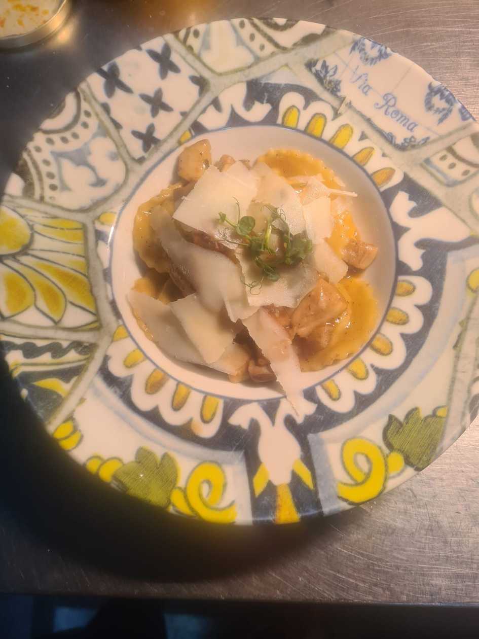 Ravioli ripieni di black angus con sughetto di porcini