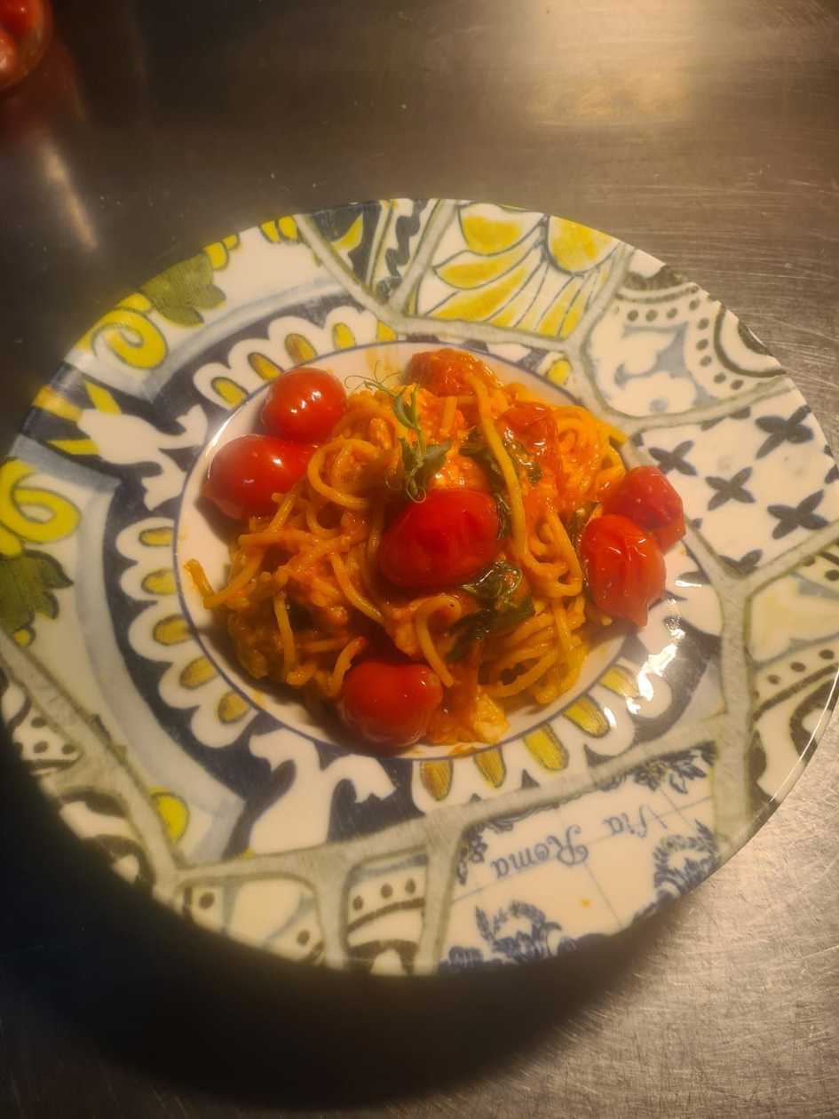 Cheese wheel spaghetti con pomodoro e basilico