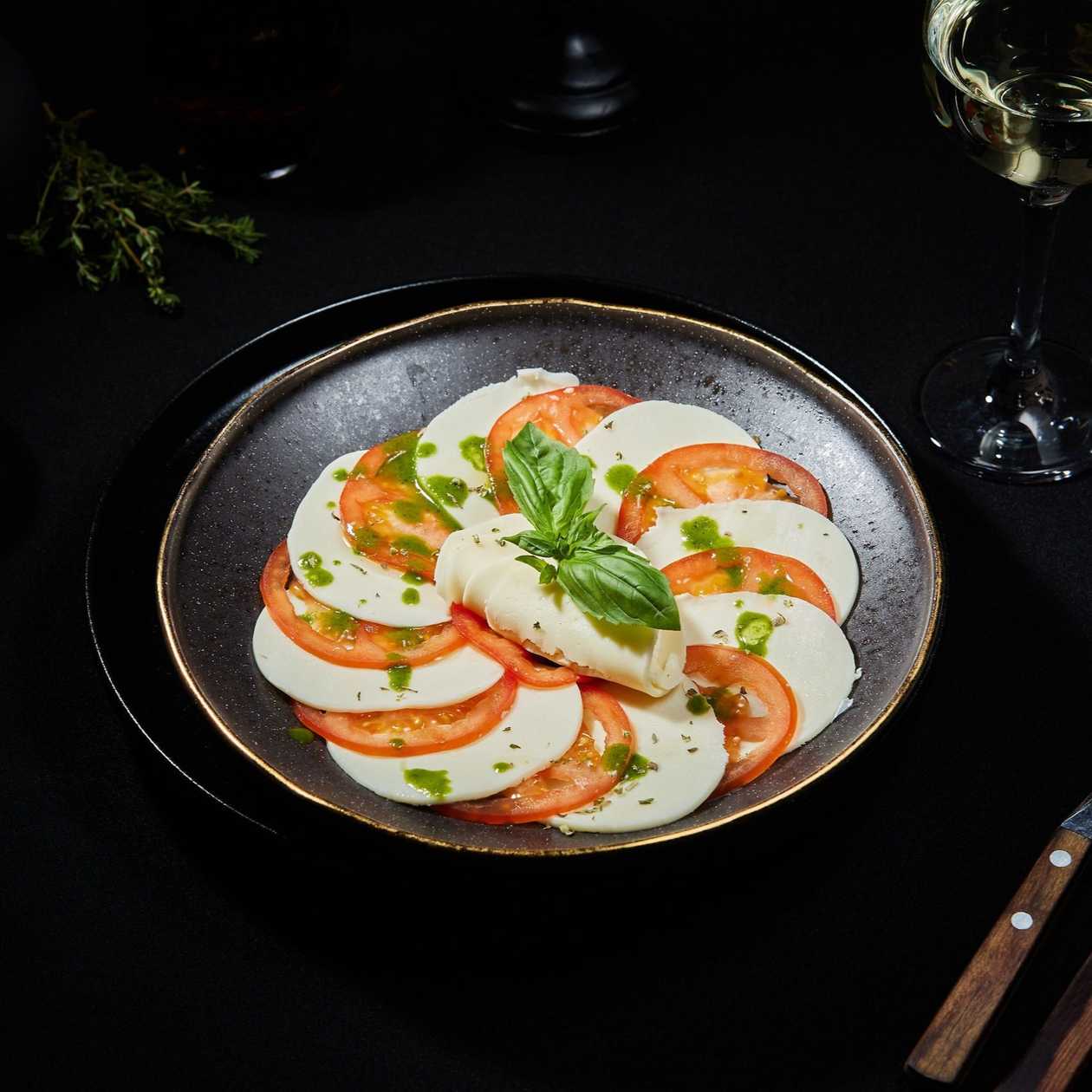 Salată Caprese Bocconcini
