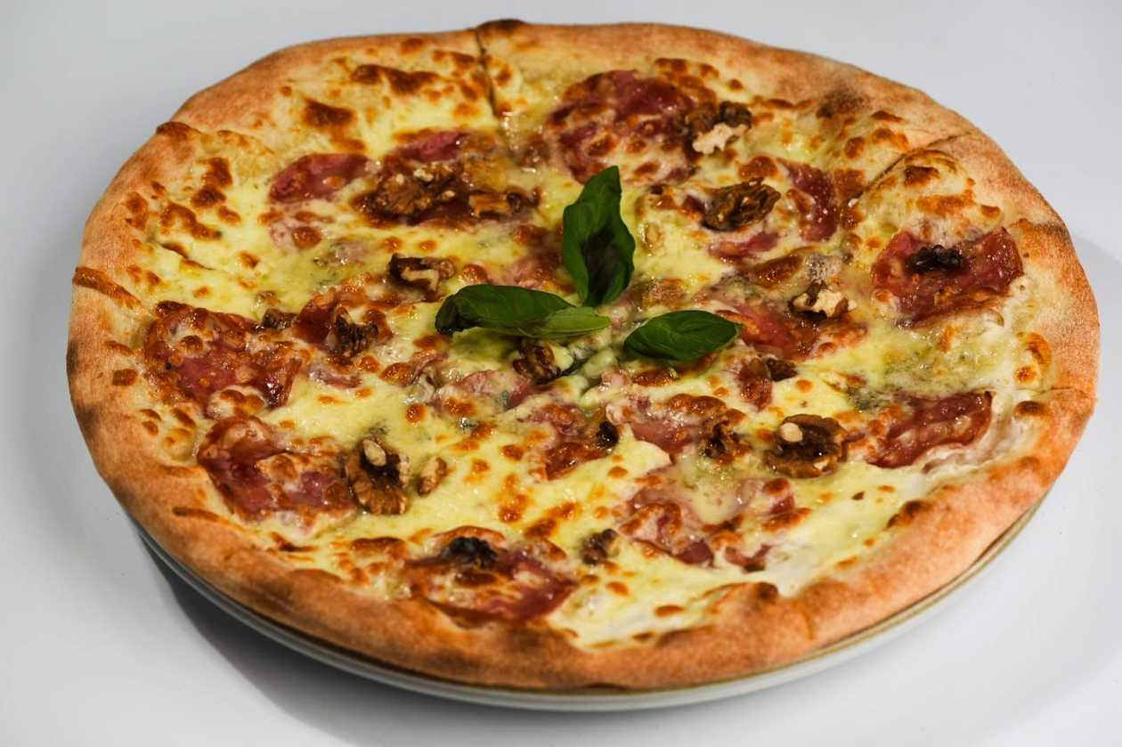 Salami e gorgonzola pizza