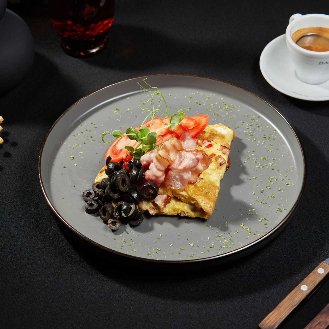 Md1 - Omletă Țărănească cu Roșii, Bacon si Măsline