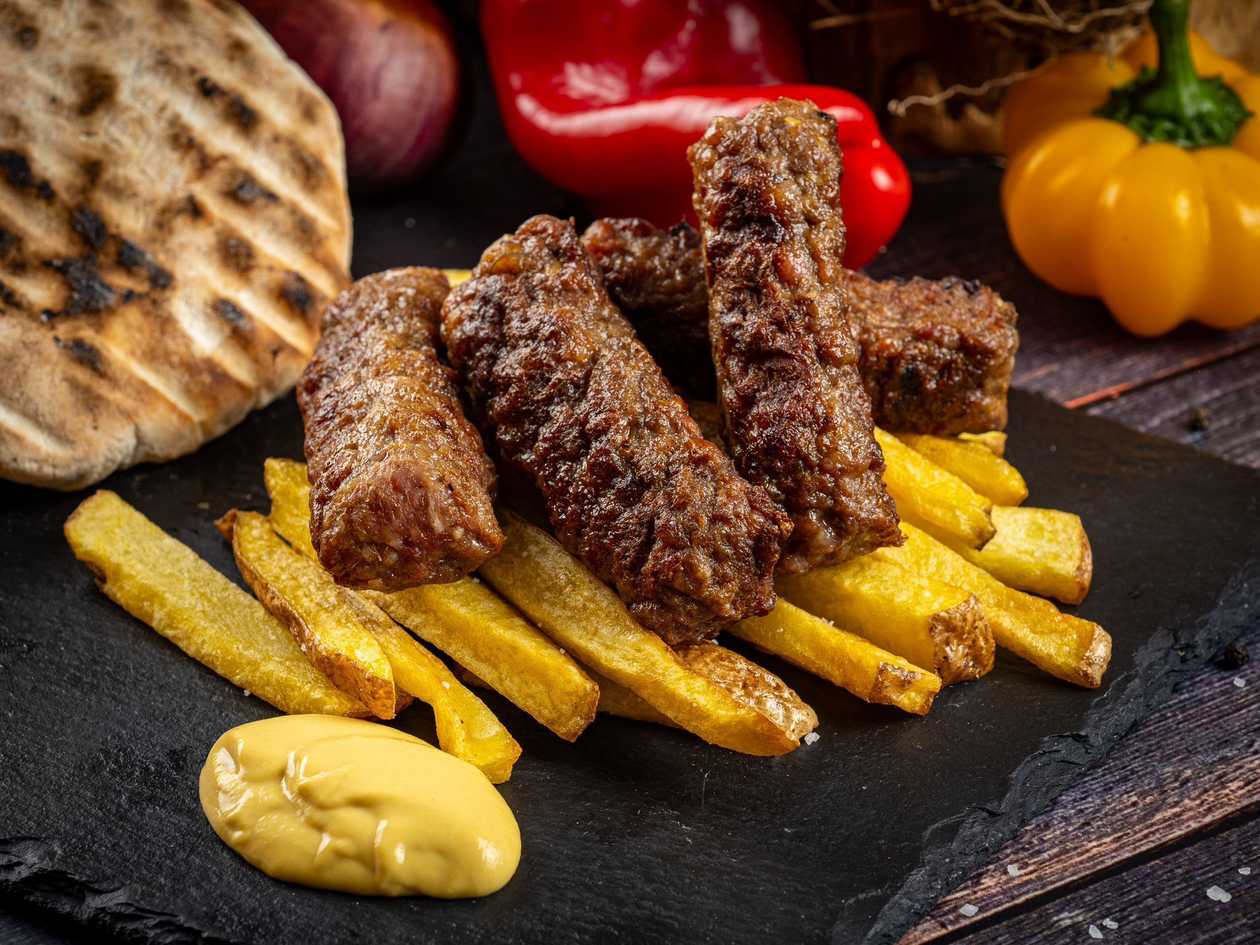 Mici, Cartofi Prajiti, Salata, Sos