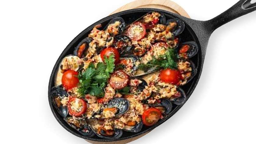 Baked mussels with smoked bacon