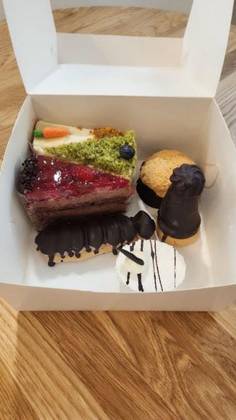 Mix of desserts and cakes - 6 pcs