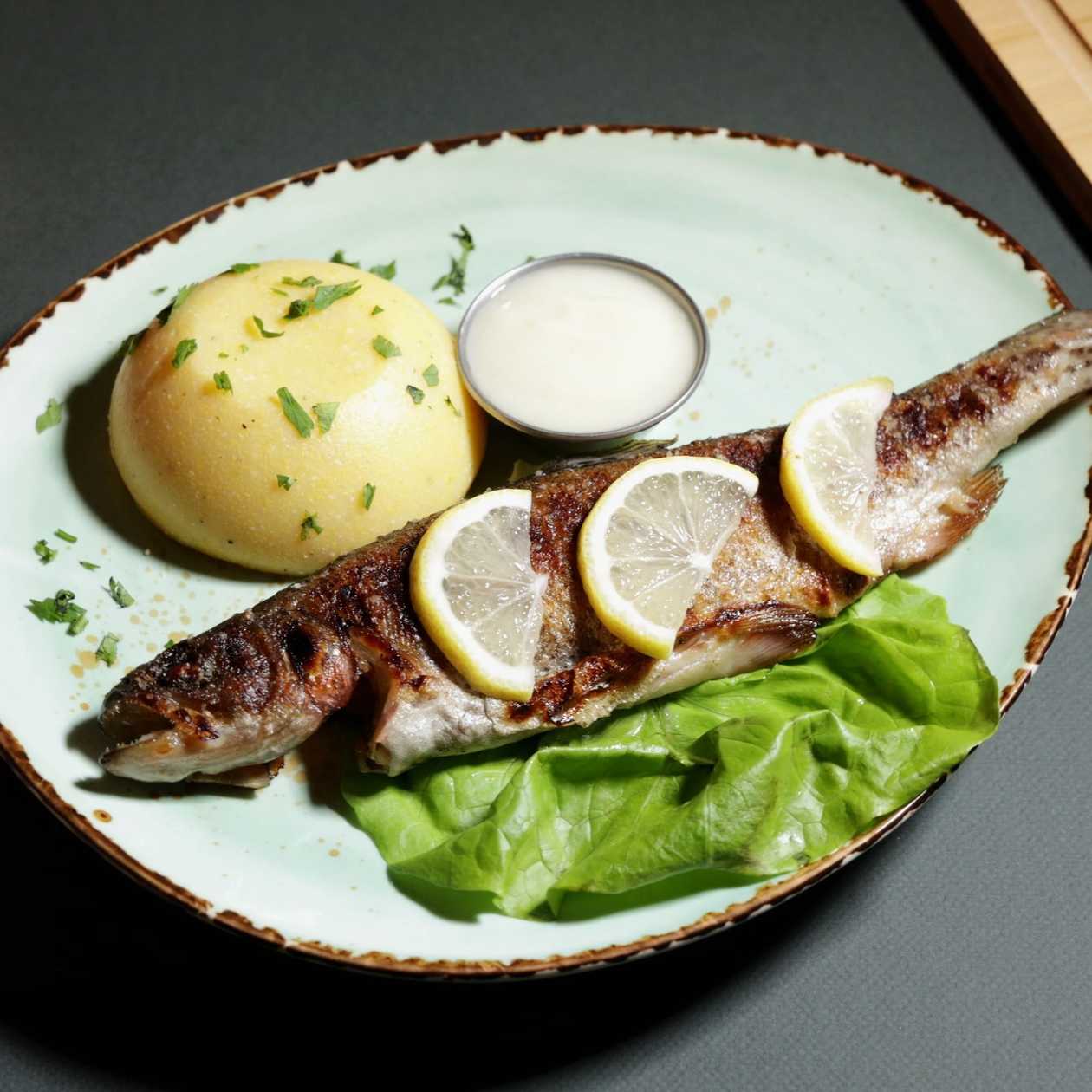 Păstrăv la Grill cu Sos de Usturoi si Mămăliguță