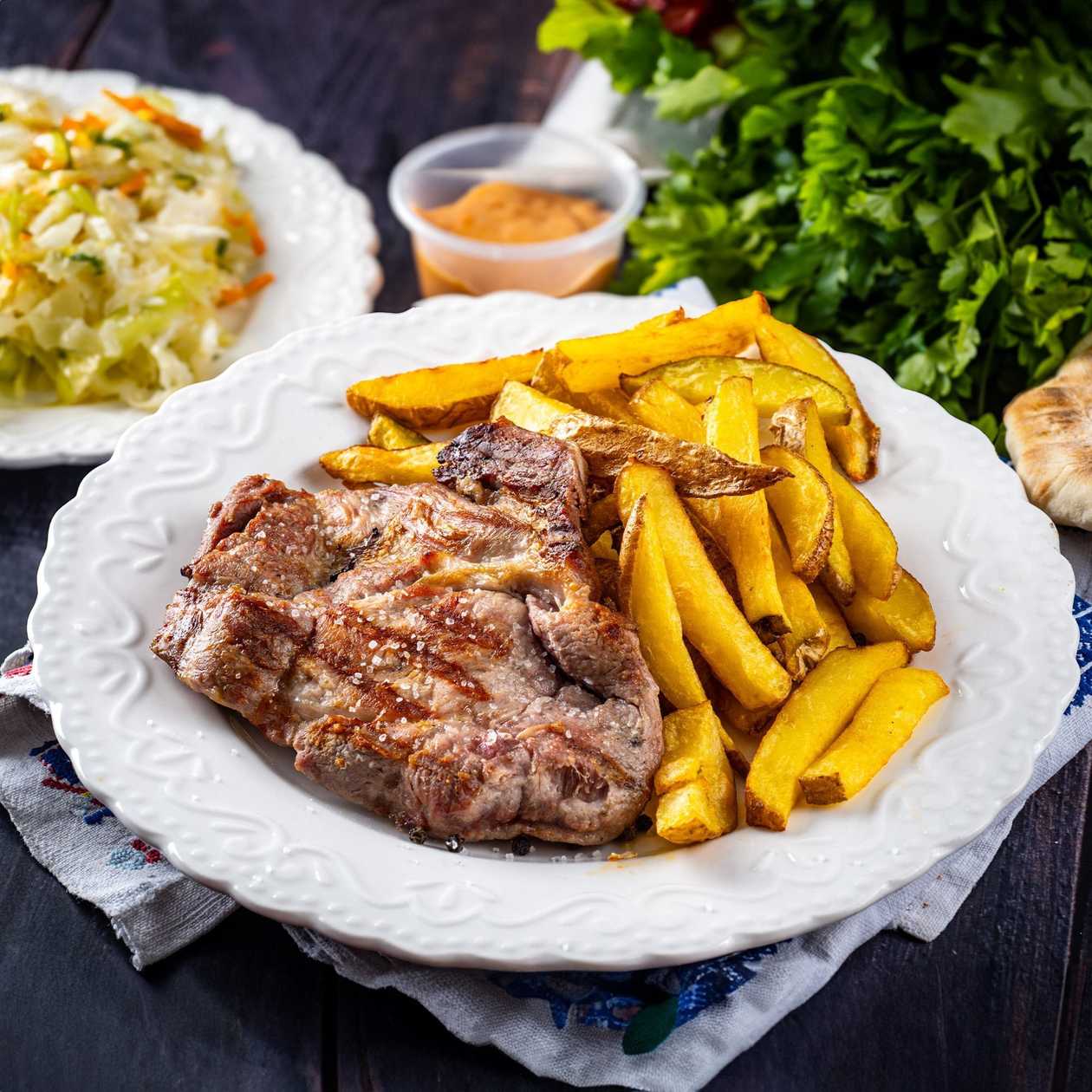Ceafa de Porc, Cartofi Prajiti, Salata, Sos