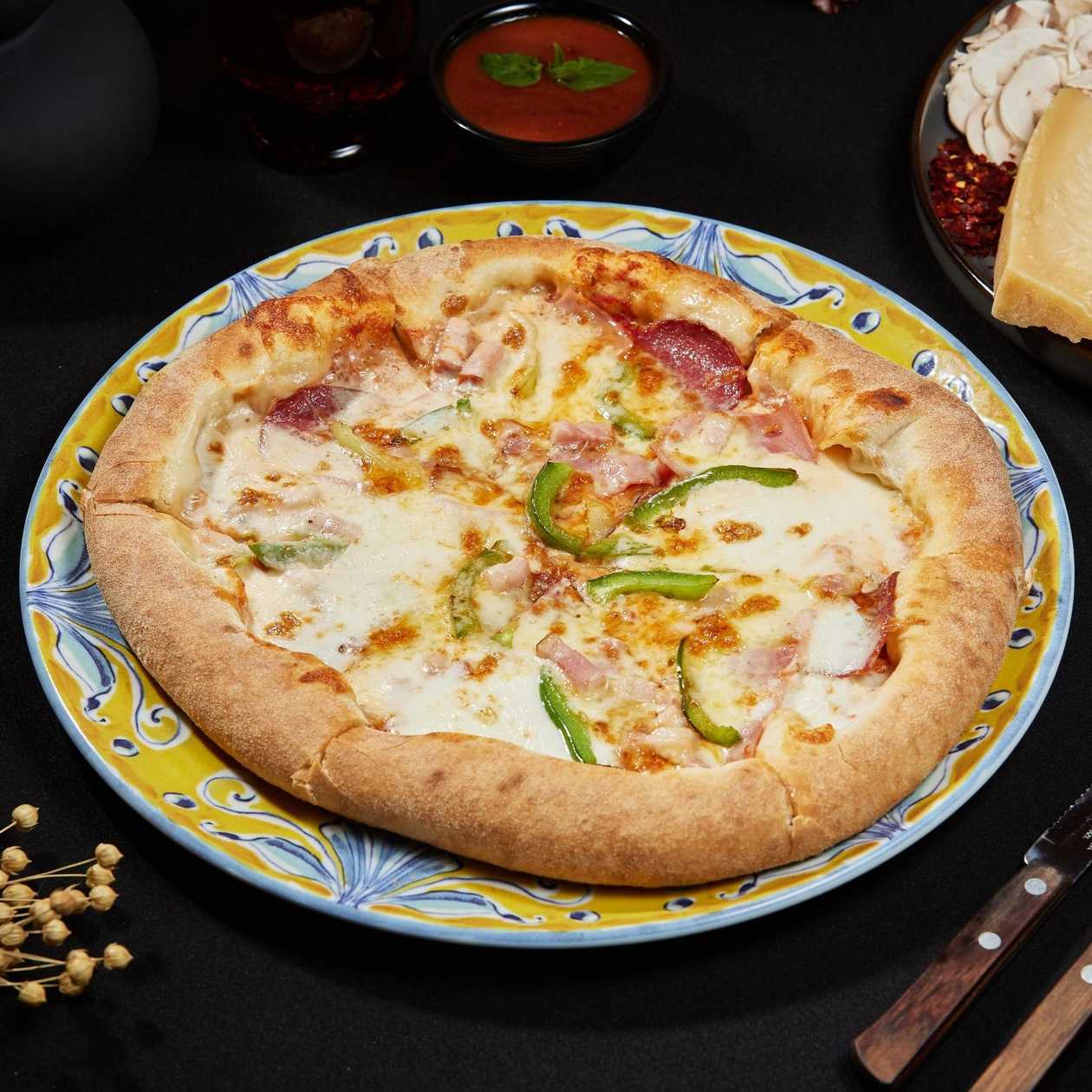 Pizza cu Salam Milano si Bordura cu Branza
