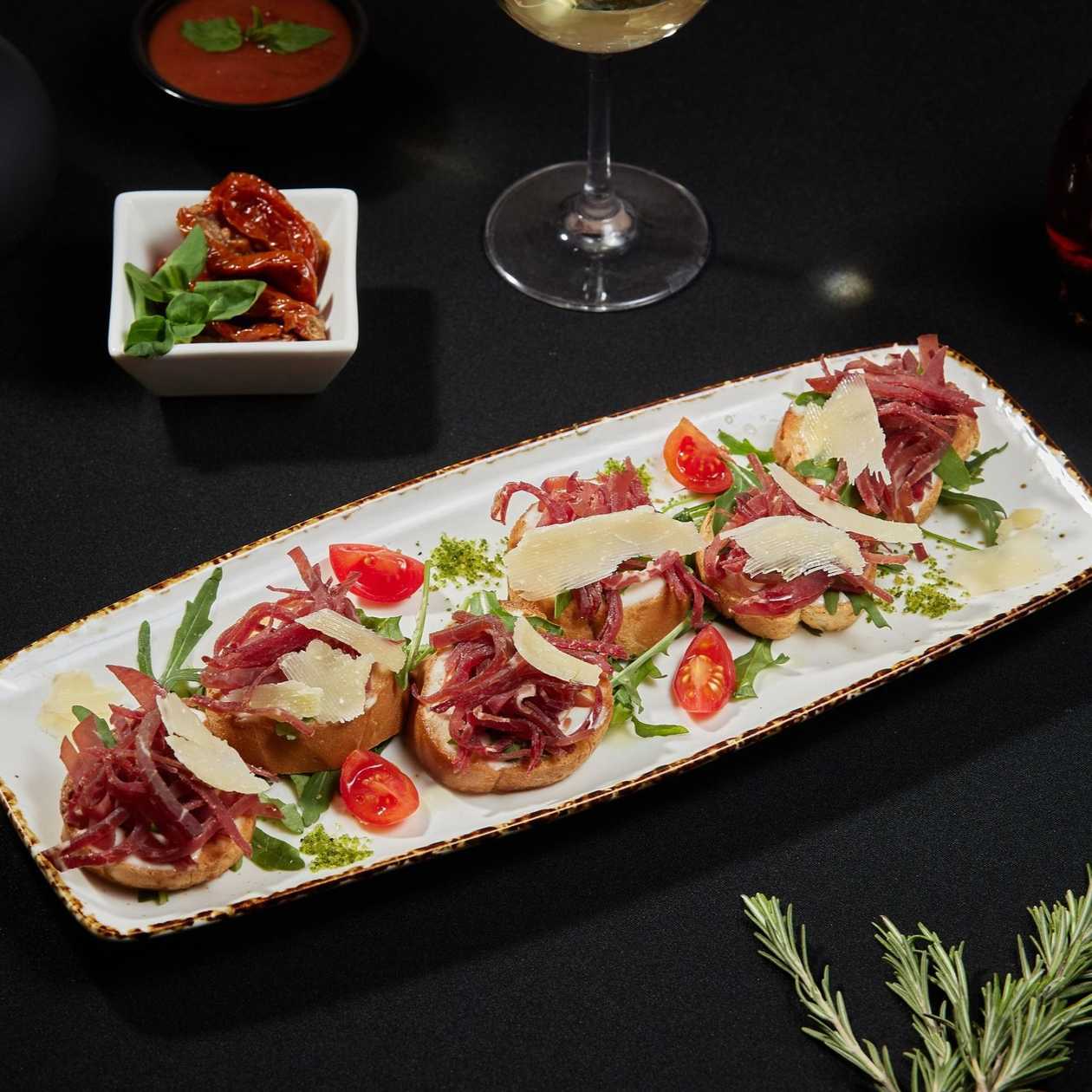 Bruschetta Bresaola, Rucola e Parmesan