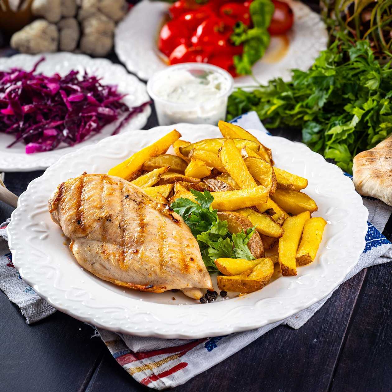 Piept de Pui, Cartofi Prajiti, Salata, Sos
