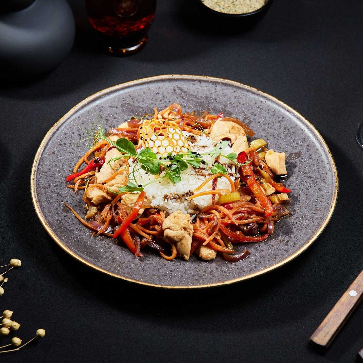 Pui Chinezesc cu Garnitură de Orez