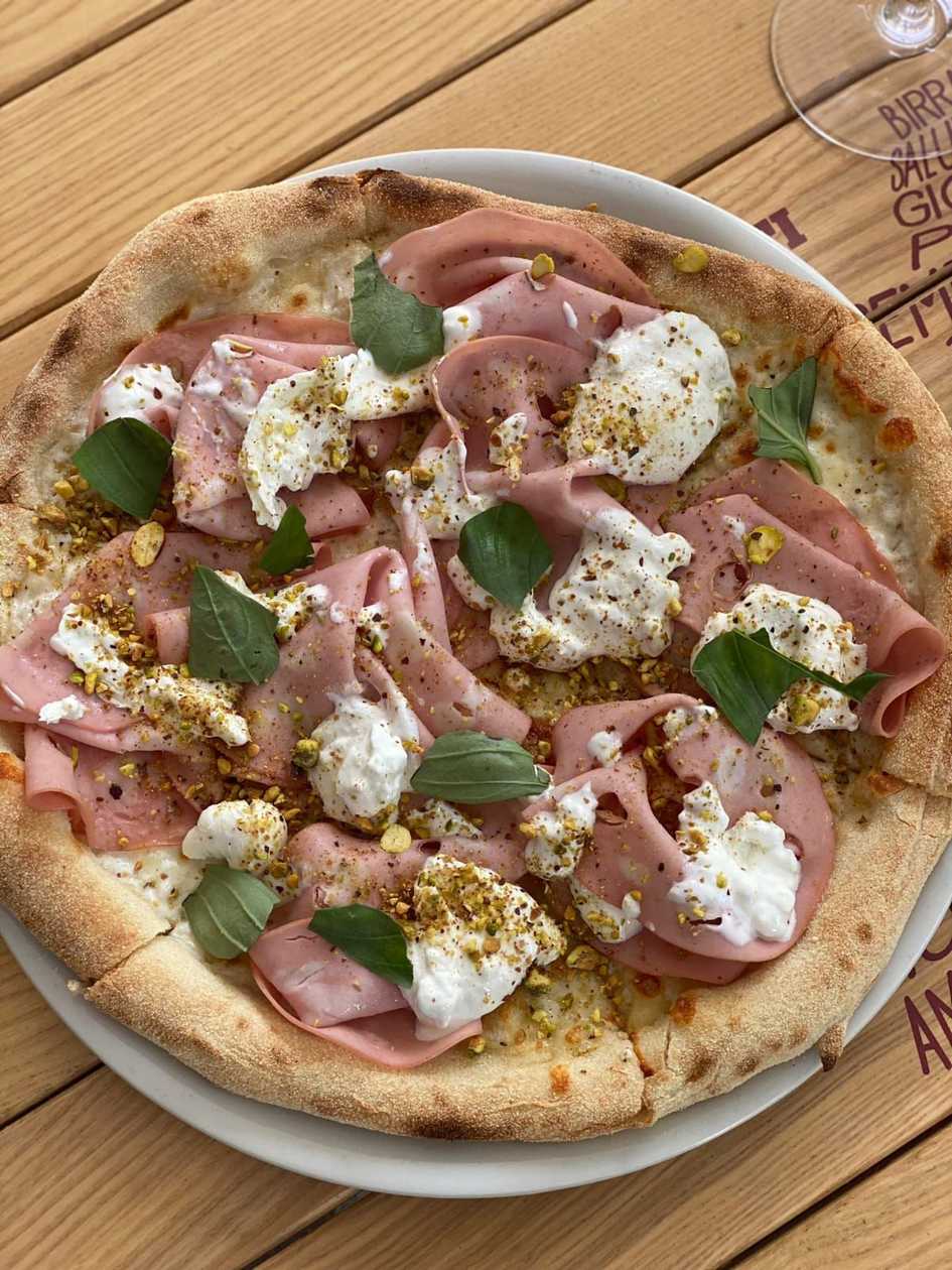 Burrata e mortadella pizza