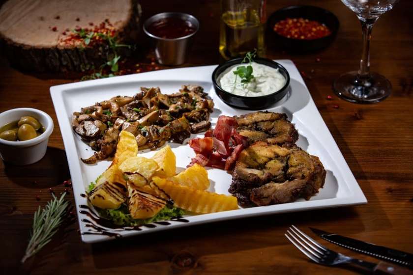 Porchetta cu Cartofi Copți, Sote de Hribi si Bacon Crispy