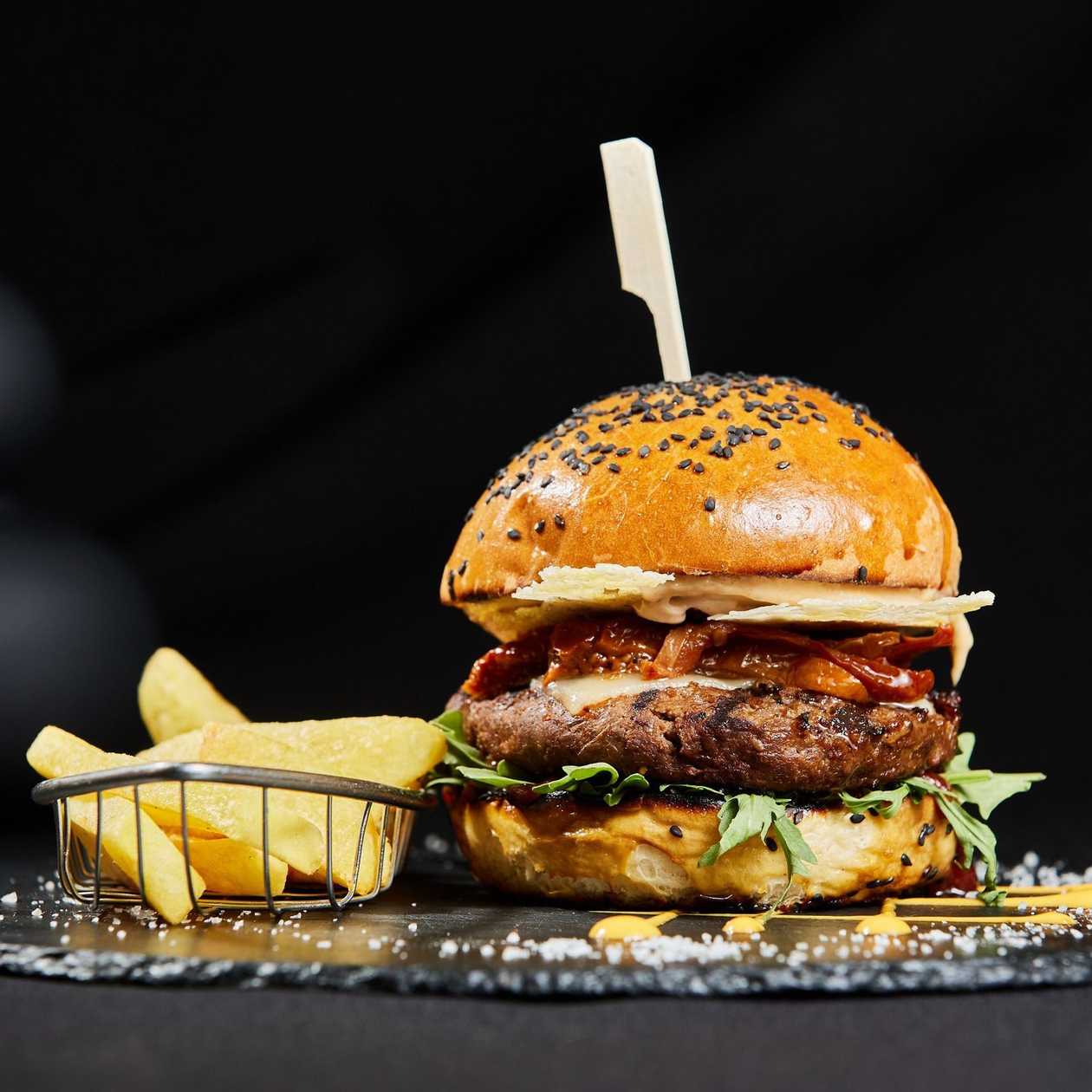 Burger Italian cu Cartofi Rustici in Coajă