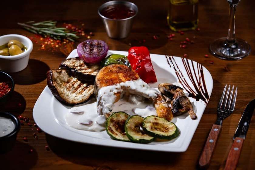 Somon la Grill cu Sos Mediteranean si Struguri