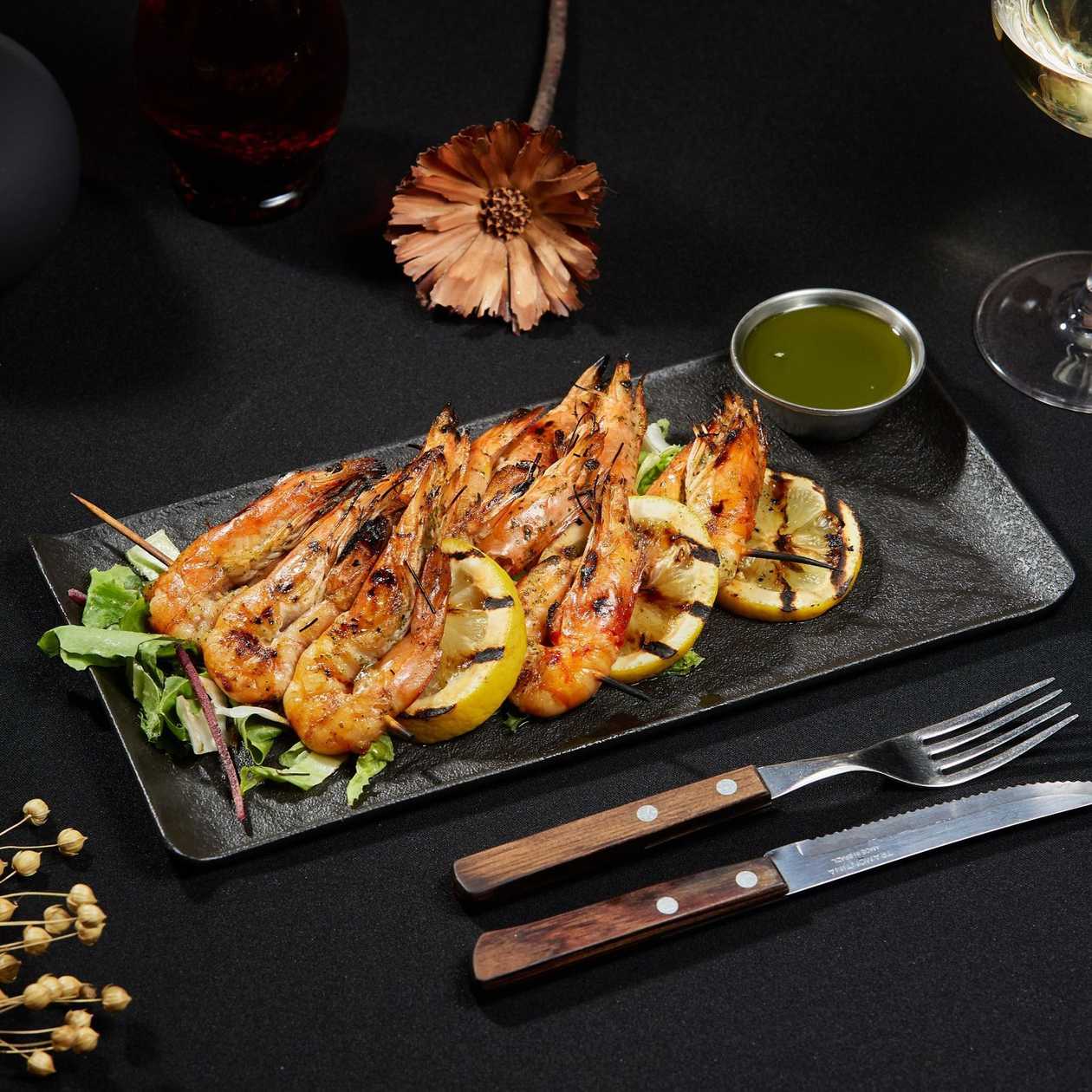Frigărui de Creveți Grill pe Pat de Salată