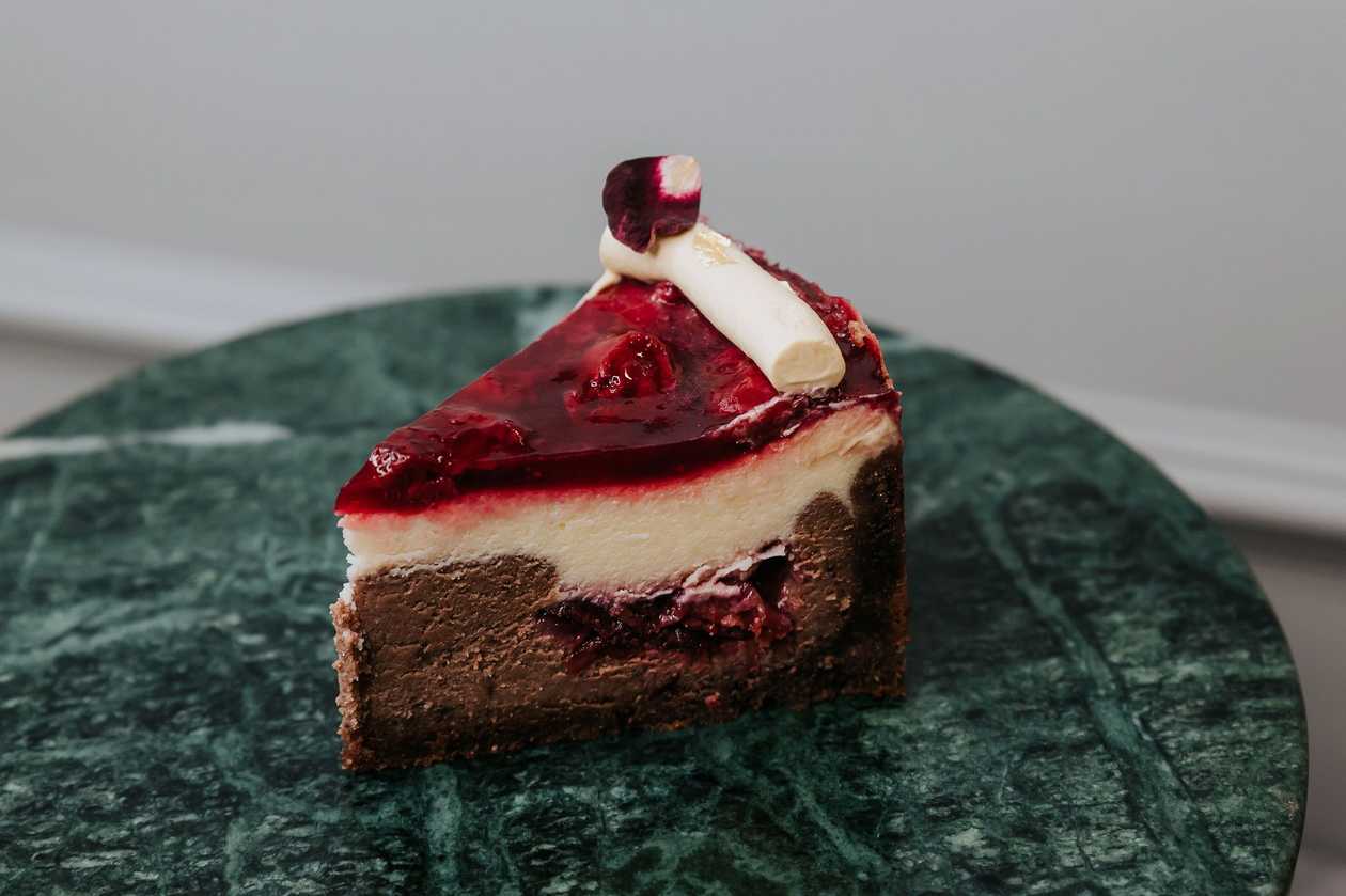 Curd cake with white chocolate and cherries