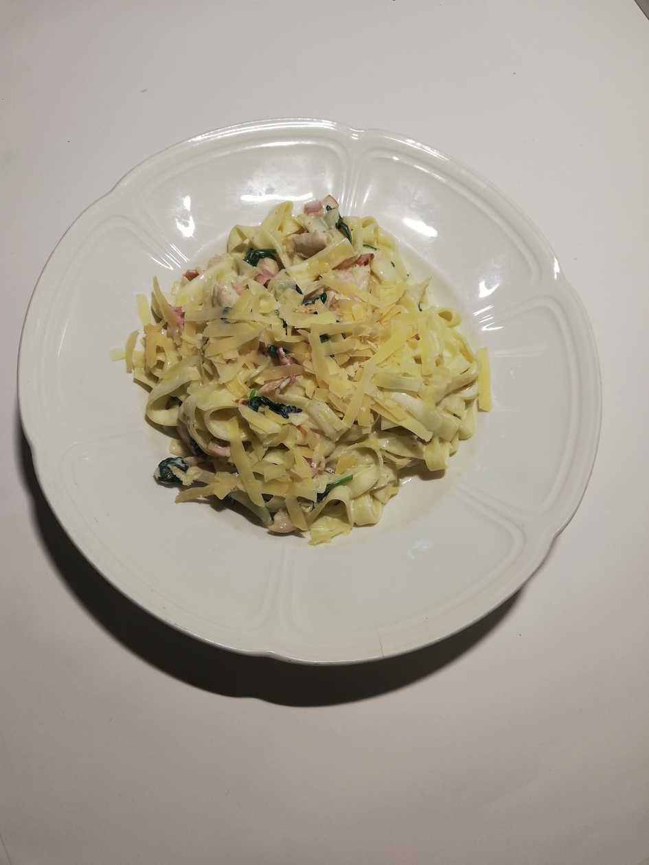 Chicken pasta with bacon, spinach and parmesan cheese