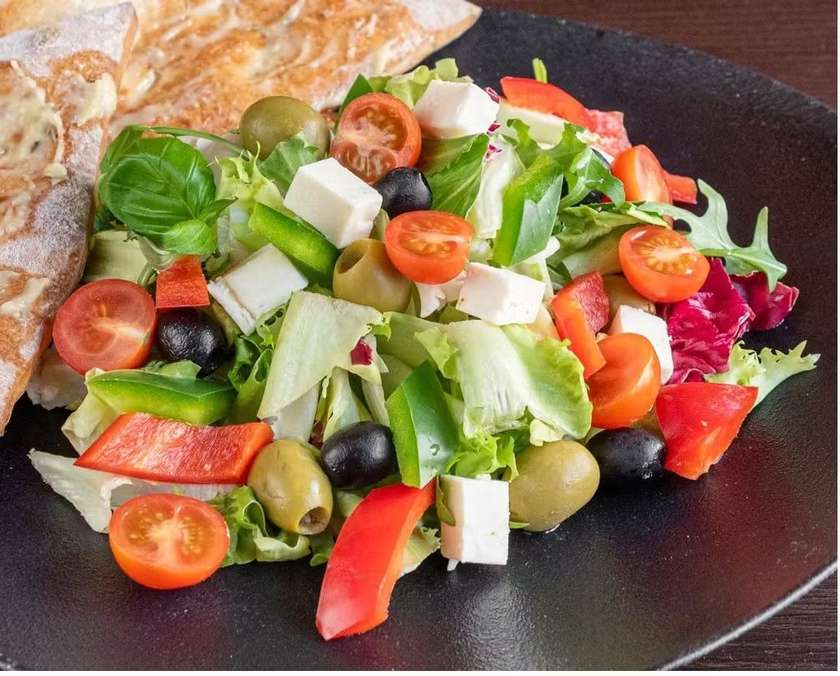 Sałatka Grecka Wegetariańska z Sosem Vinaigrette