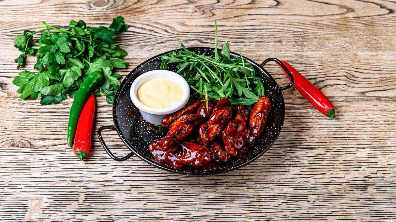 Honey & BBQ wings + vegetables