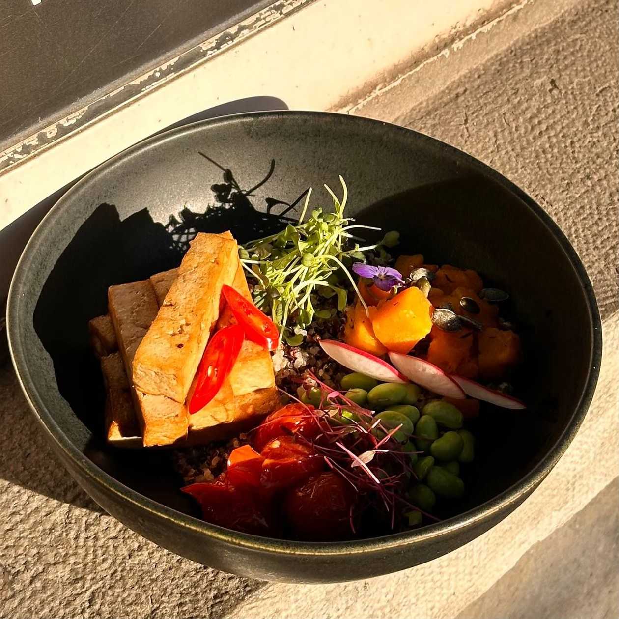 QUINOA BOWL WITH TOFU