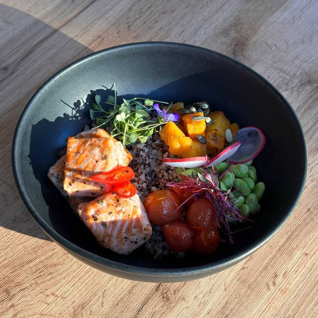 QUINOA BOWL WITH SALMON