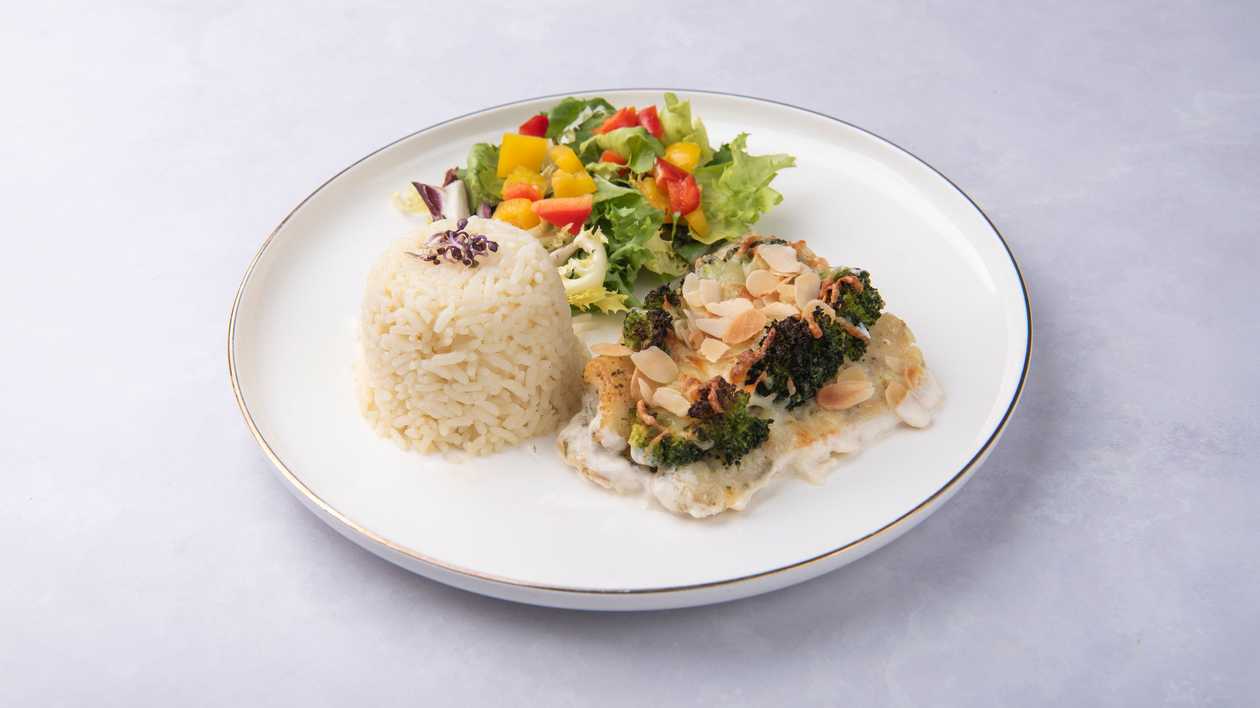 Halibut fillet baked with broccoli and almonds