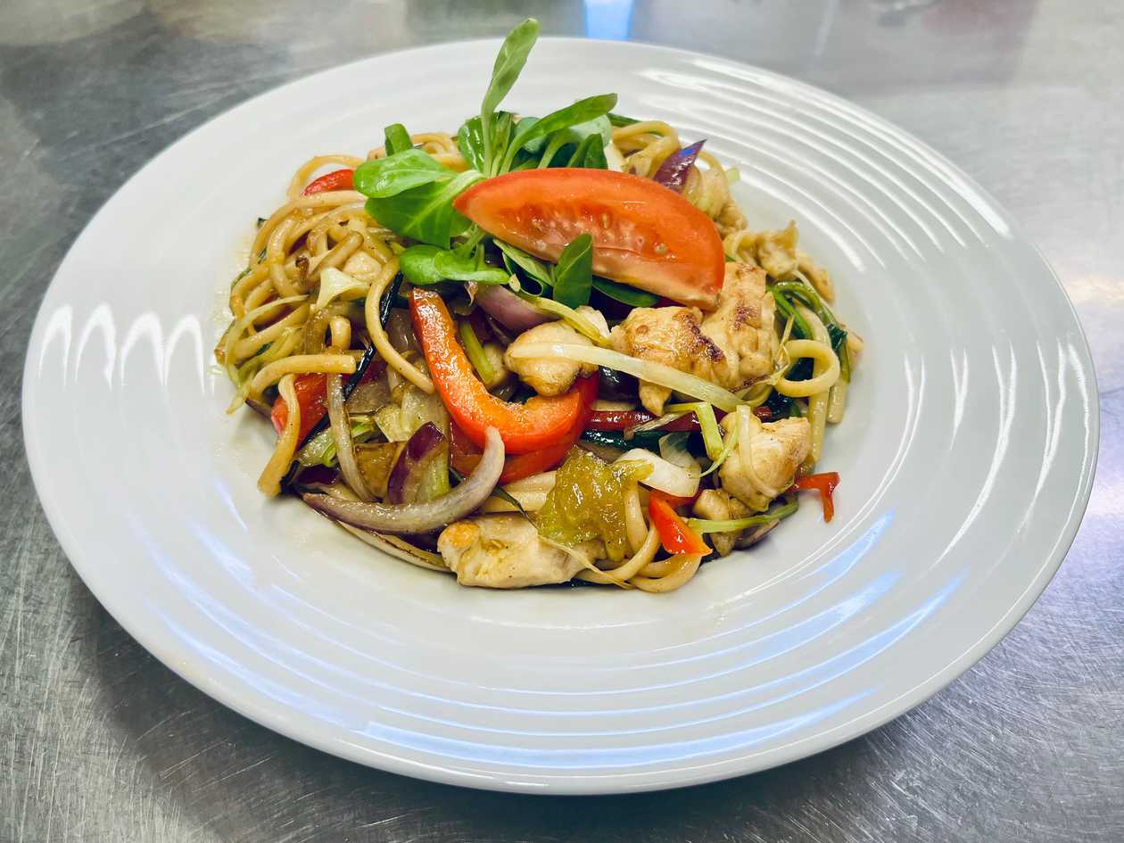 Kuřecí nudličky Teriyaki se zeleninou, sezamem a čínskými nudlemi