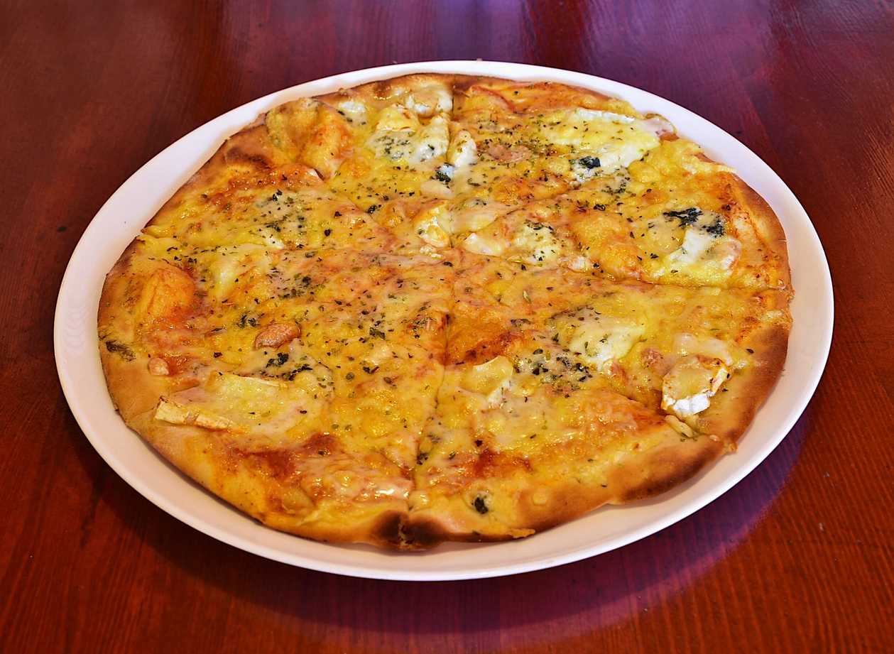 Pizza quattro formaggi spicy tartufo