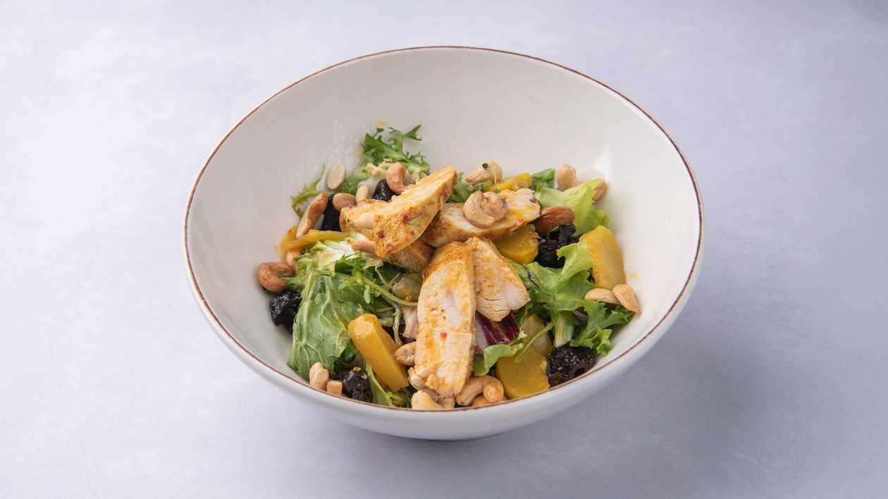 Salad with chicken and mango dressing