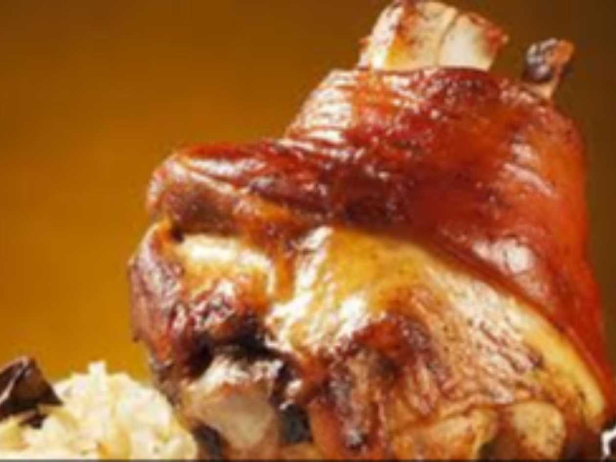 350g Restované brambory s cibulkou, slaninou a vejci