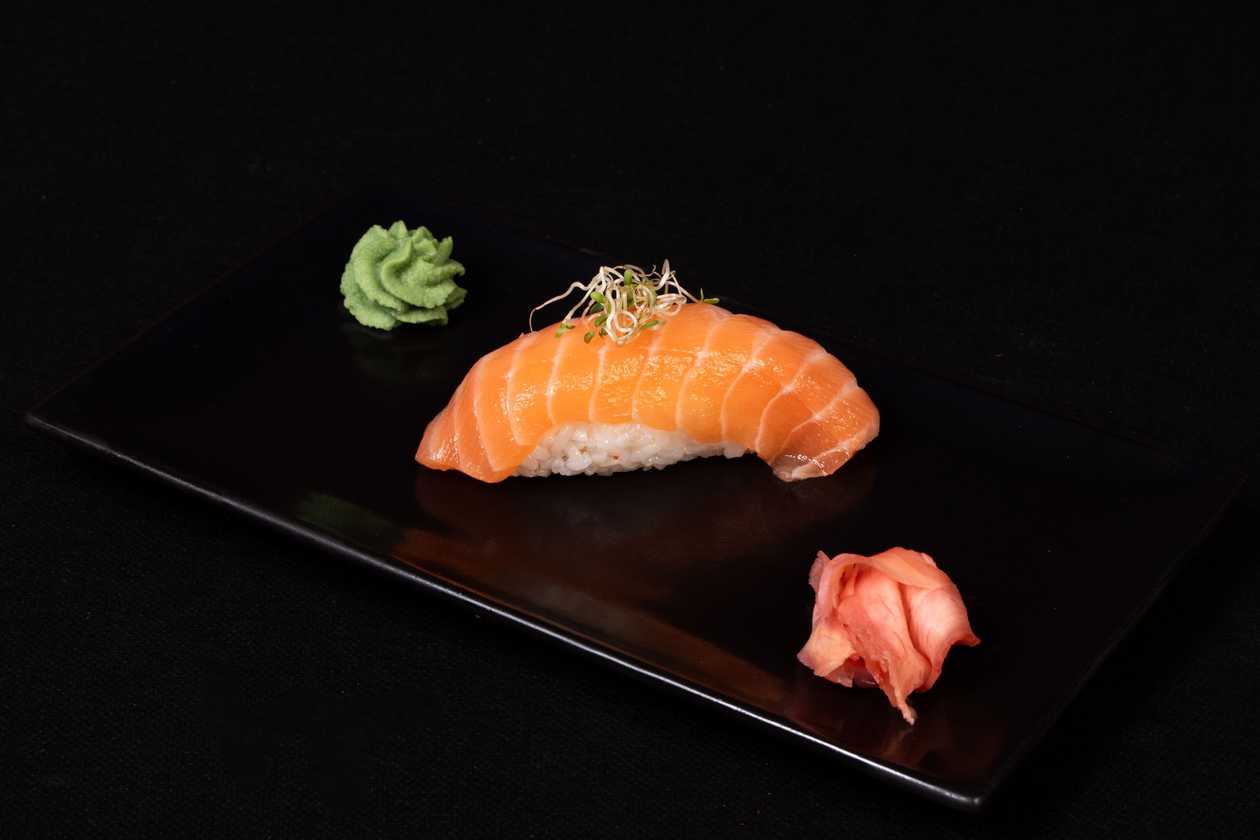 1. Sake nigiri