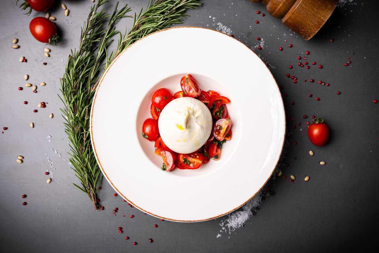 Burrata cu roșii cherry și busuioc - 250gr