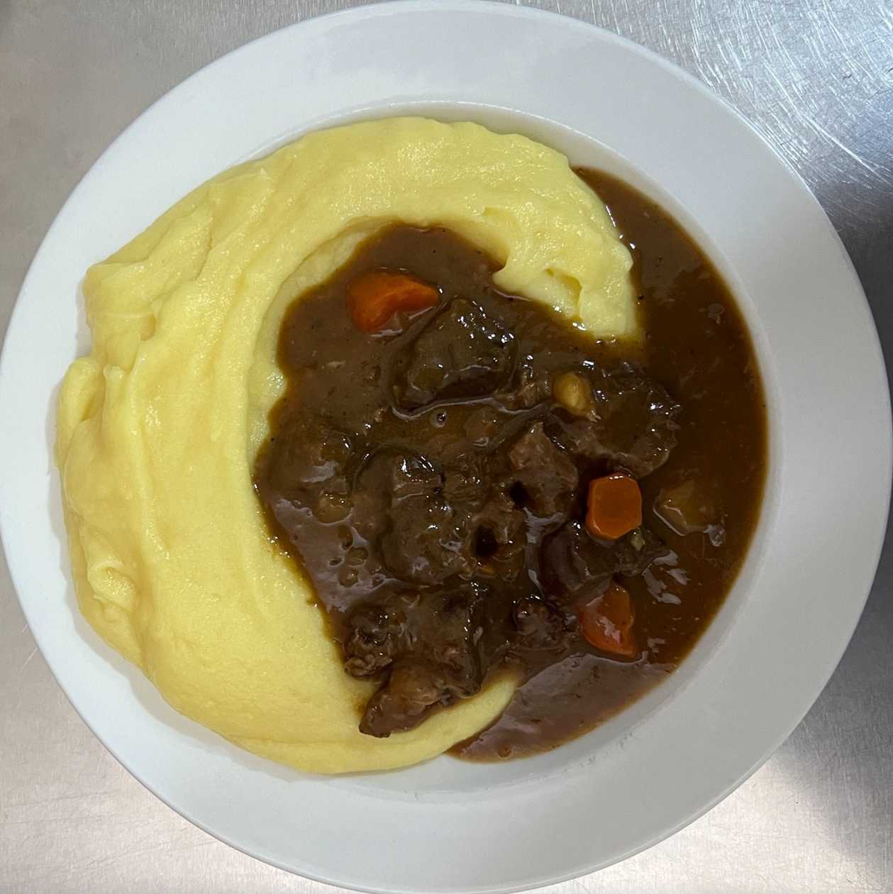 200g Pork Cheeks with Root Vegetables and Mashed Potatoes