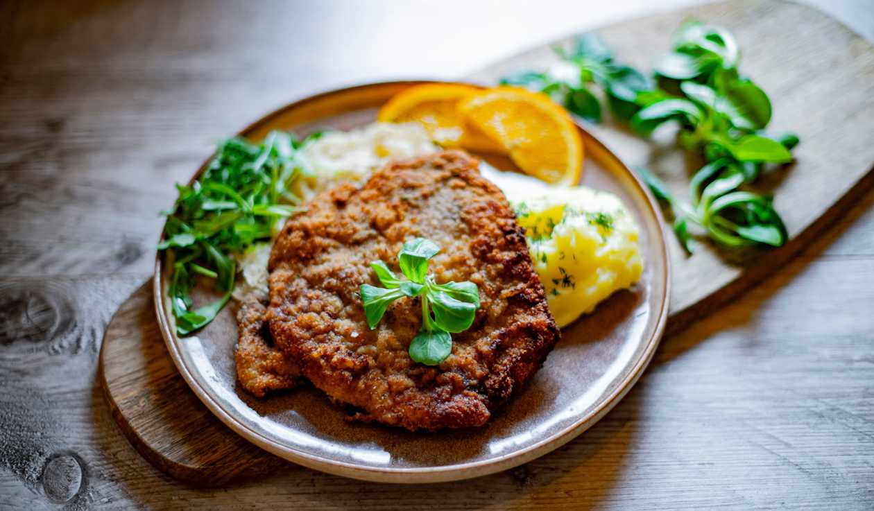 Map pork schnitzel and mash potato