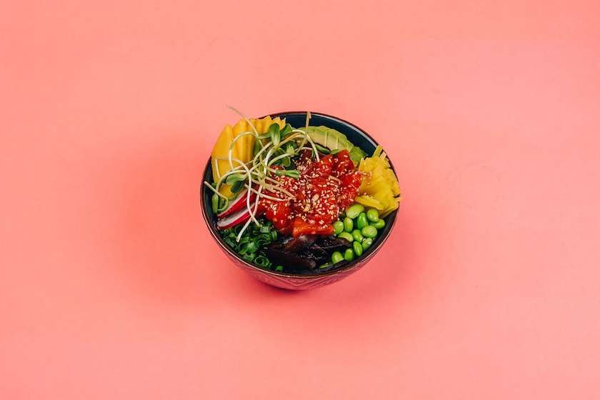 Poke bowl z łososiem