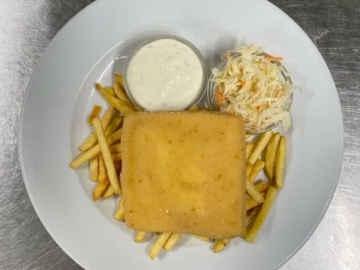 5.)Smažený sýr, bramborové hranolky, zelný coleslaw salátek, tatarská omáčka