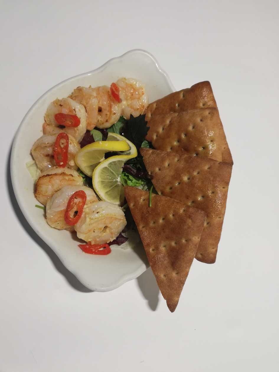Garlicky tiger prawns with Baguette