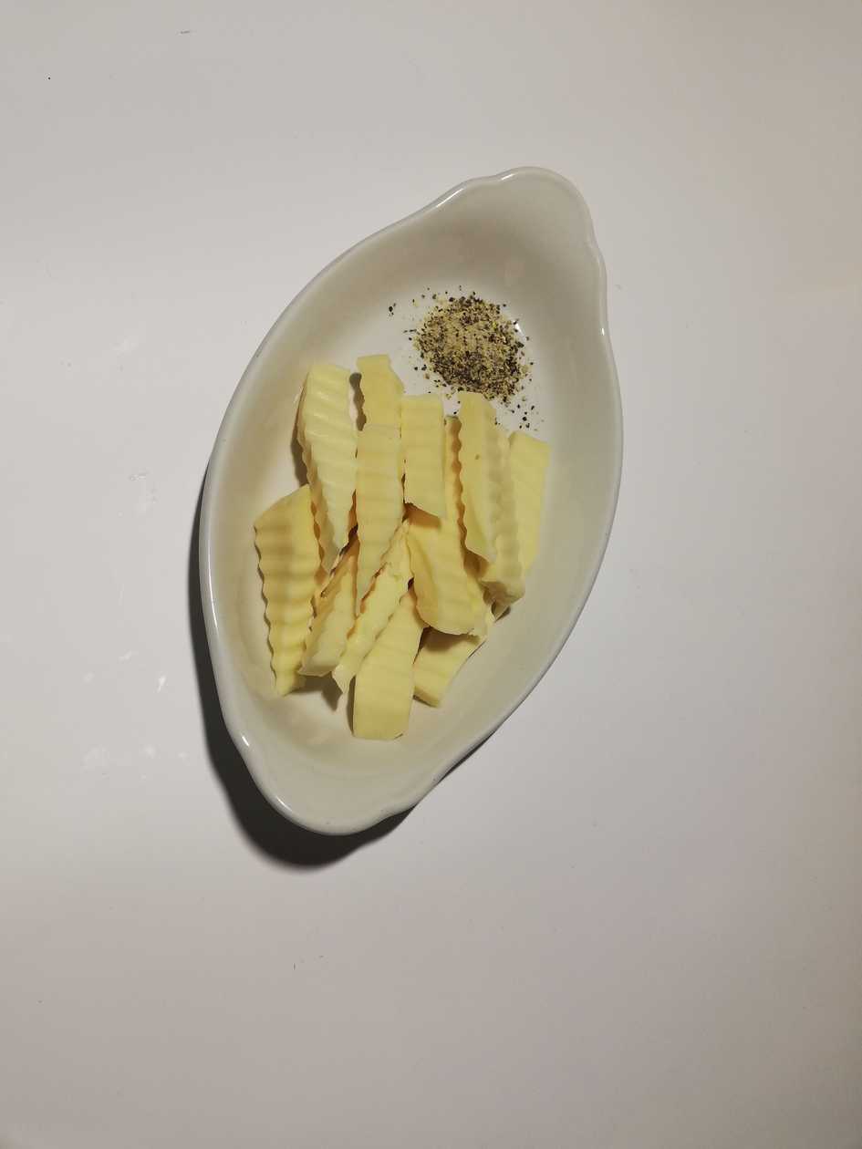 Cheese bars with lemon pepper