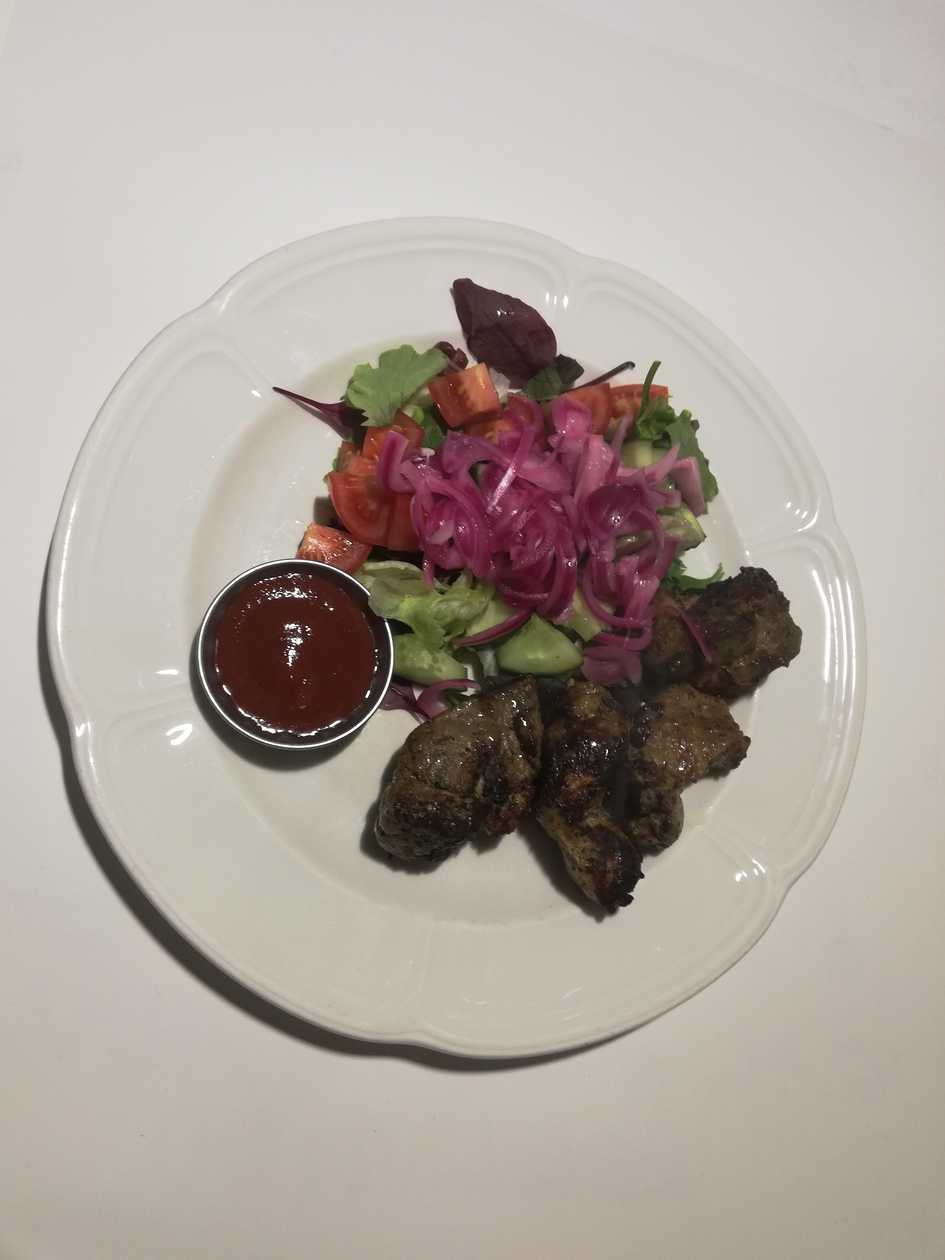 Shashlik with fresh salad and pickled onions (without potatoes)