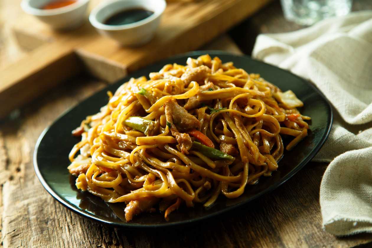 Taitei de orez cu carne de pui la wok