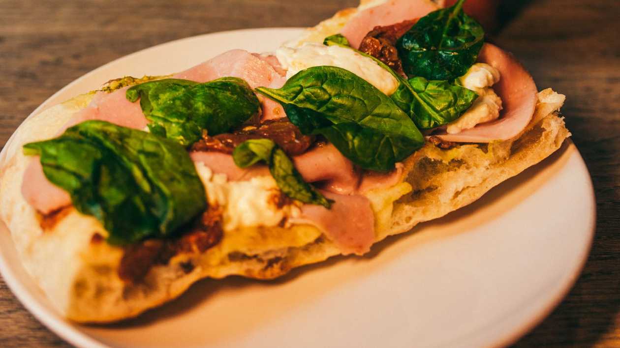 Pinsa with ham and mozzarella 155g