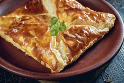 Khachapuri with Spinach (Puff Pastry)