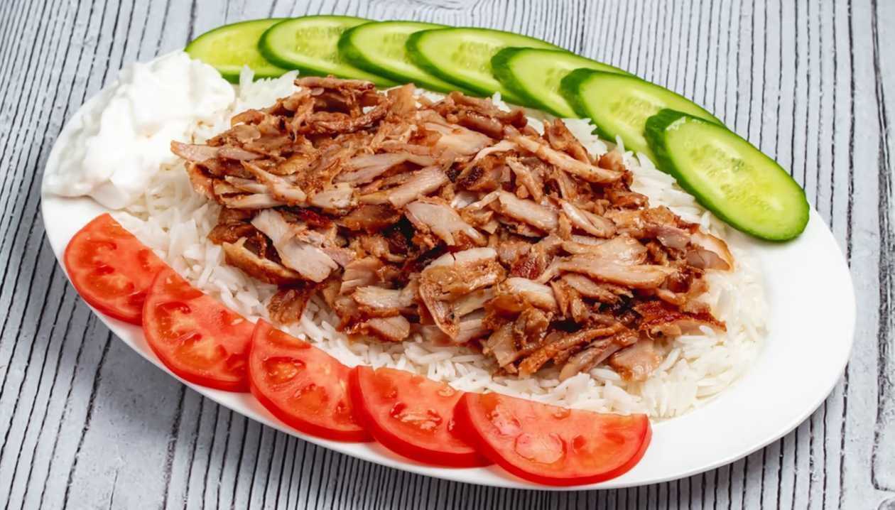 Rice with grilled chicken döner.