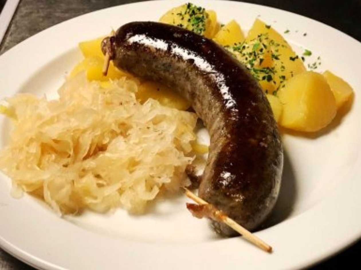 Česká jitrnice, zelí, brambory nebo chléb