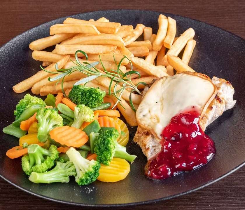 Pierś Grillowana z Górskim Serem Wędzonym i Żurawiną