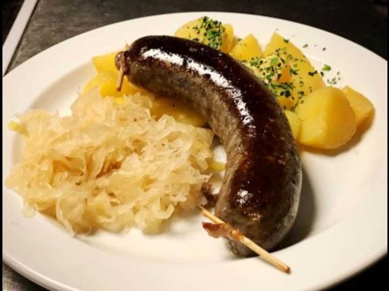 Maxi jitrnice(2ks), zelí, brambory nebo chléb