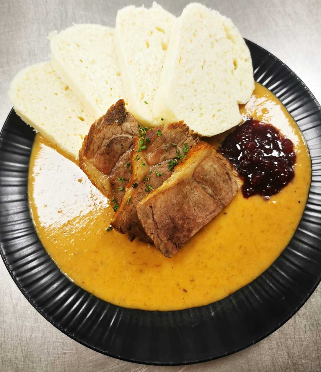 Svíčková s hovězím masem, houskovým knedlíkem a brusinkami 150 g